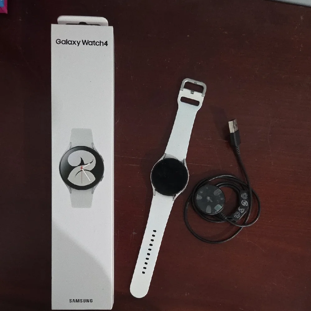Samsung Galaxy Watch4 - Silver and Black